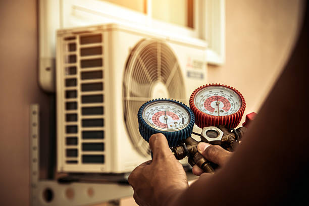 Professional Ac Installation technician working in Illiopolis, IL